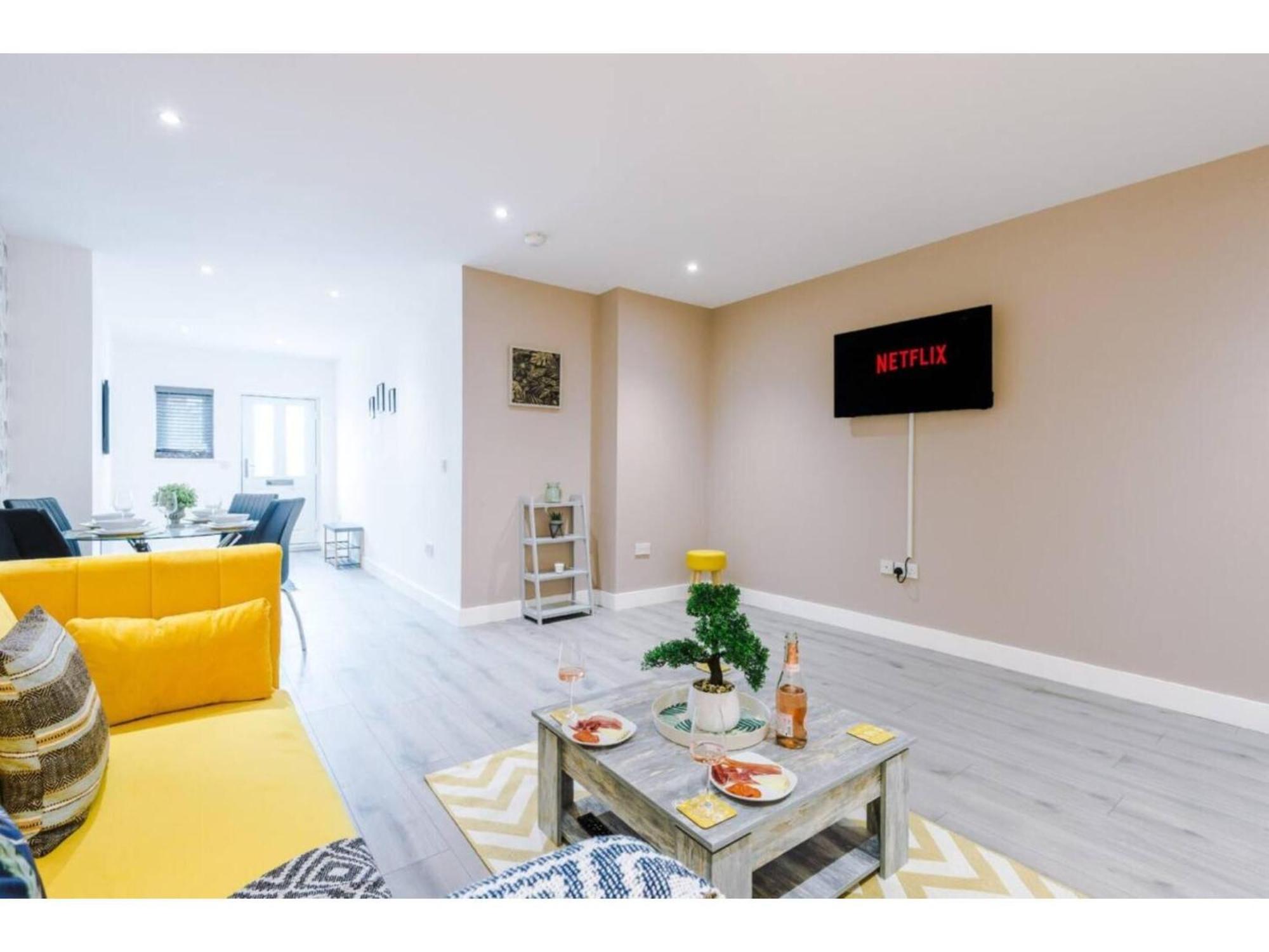 The Ecclesian Deluxe Apartments Near Trafford Centre Eccles Train Station مانشستر المظهر الخارجي الصورة