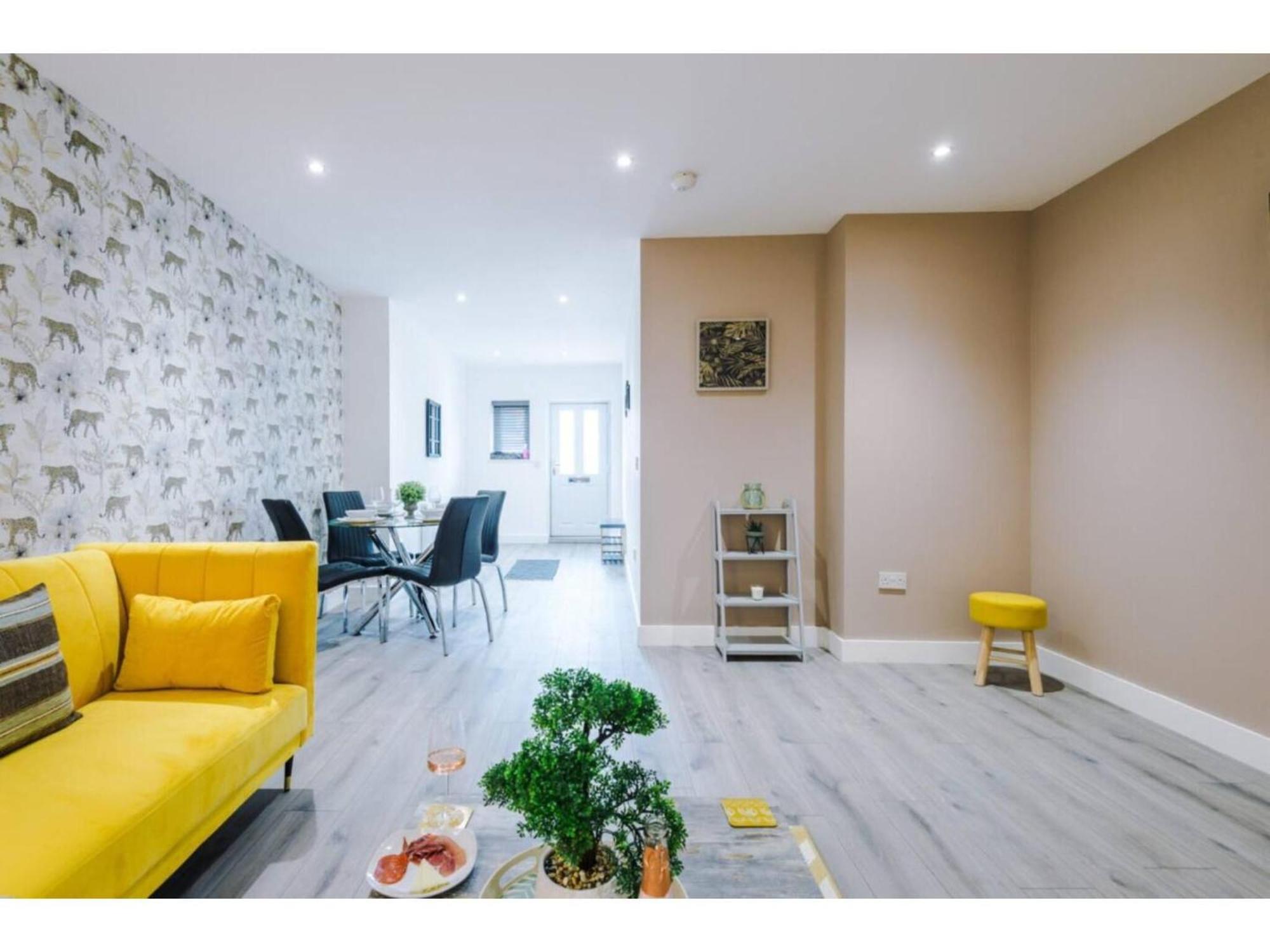 The Ecclesian Deluxe Apartments Near Trafford Centre Eccles Train Station مانشستر المظهر الخارجي الصورة