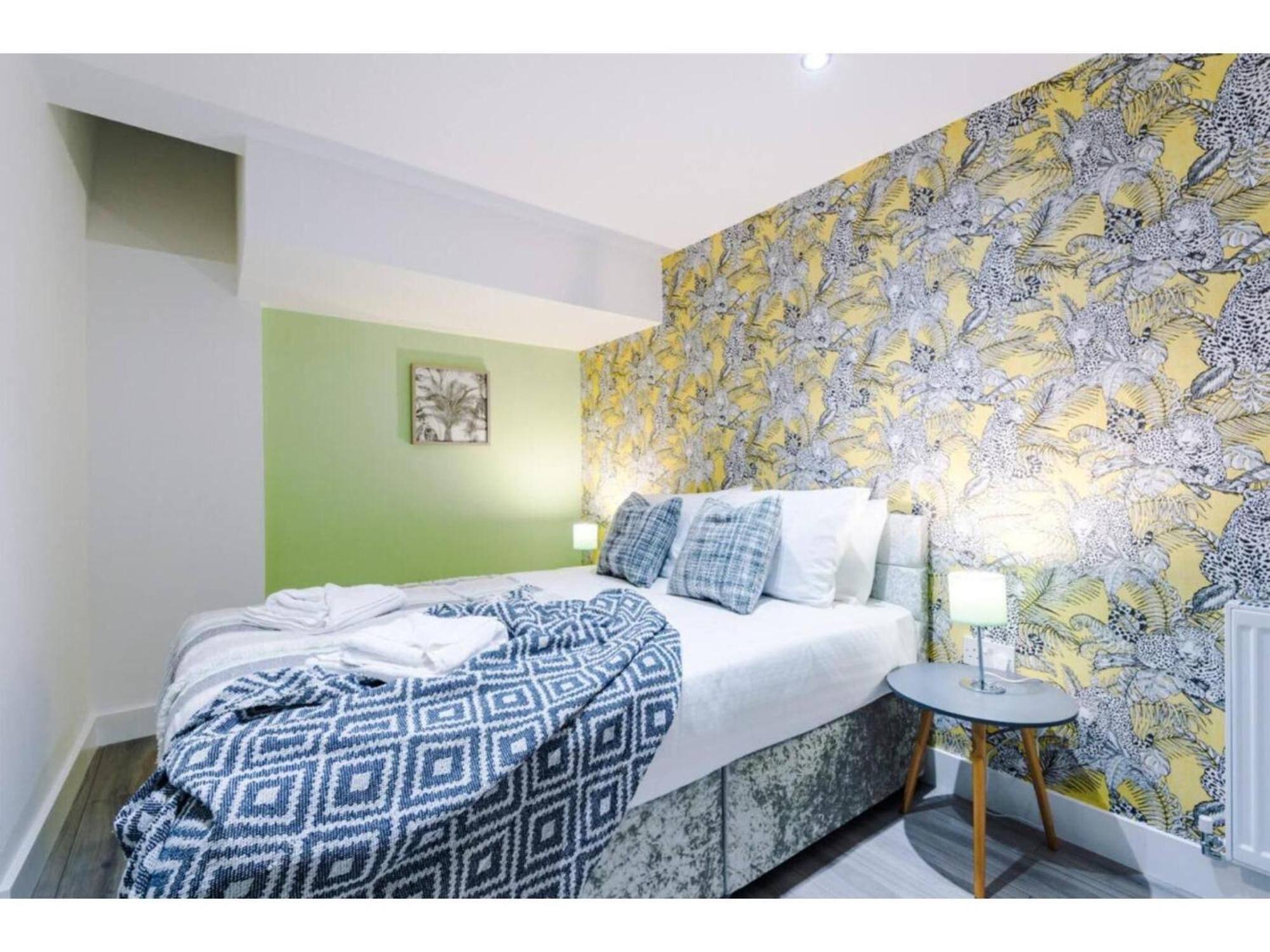 The Ecclesian Deluxe Apartments Near Trafford Centre Eccles Train Station مانشستر المظهر الخارجي الصورة