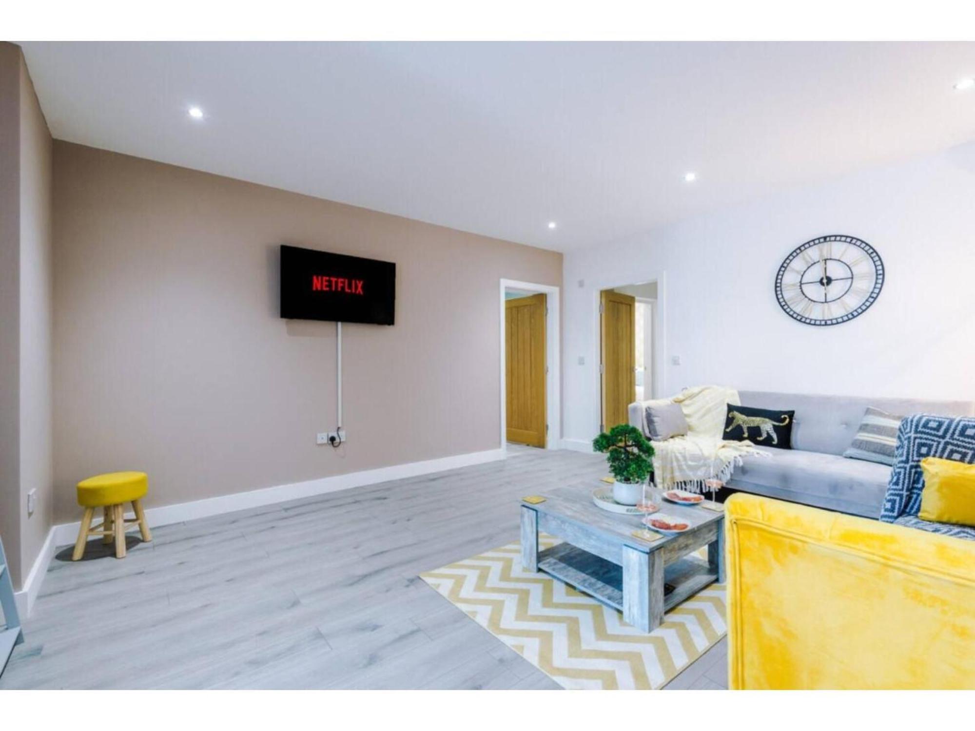 The Ecclesian Deluxe Apartments Near Trafford Centre Eccles Train Station مانشستر المظهر الخارجي الصورة