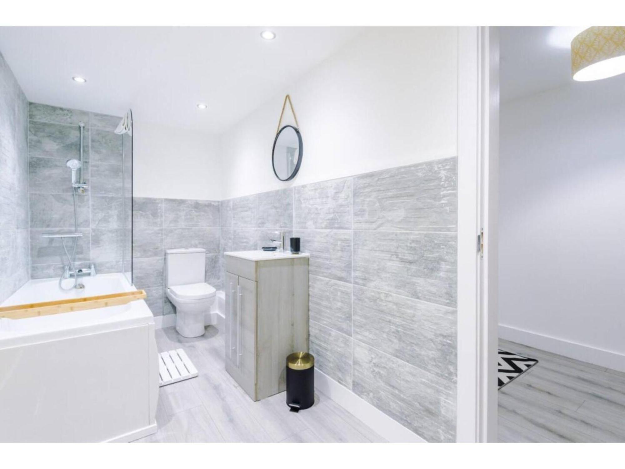 The Ecclesian Deluxe Apartments Near Trafford Centre Eccles Train Station مانشستر المظهر الخارجي الصورة