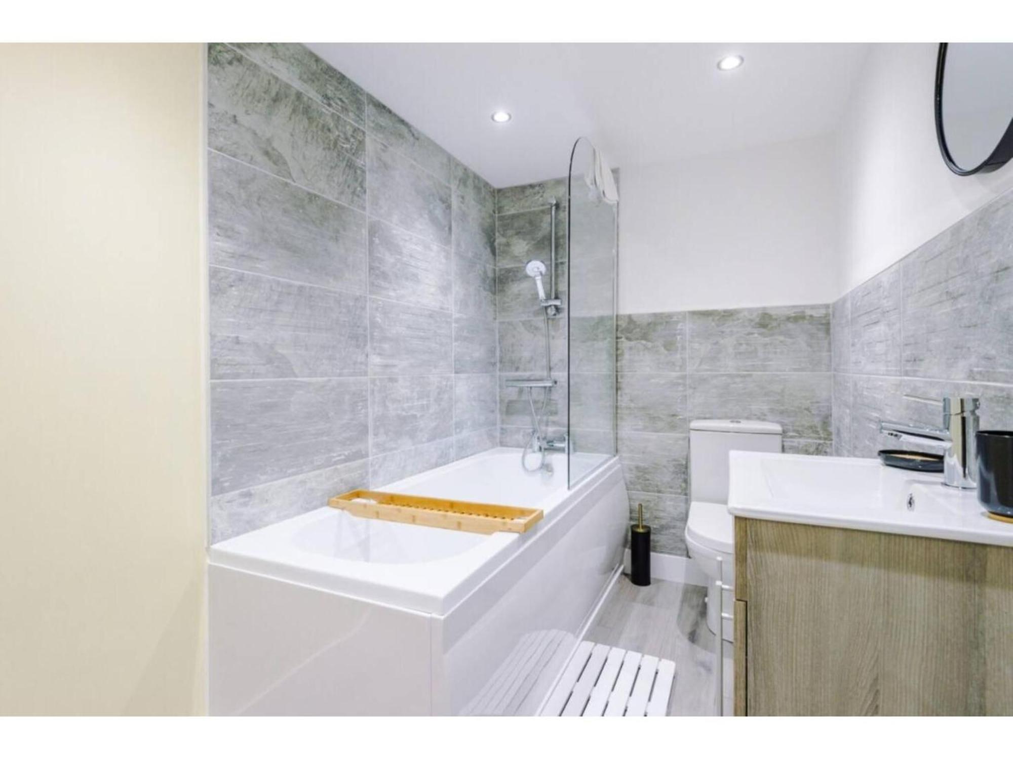 The Ecclesian Deluxe Apartments Near Trafford Centre Eccles Train Station مانشستر المظهر الخارجي الصورة