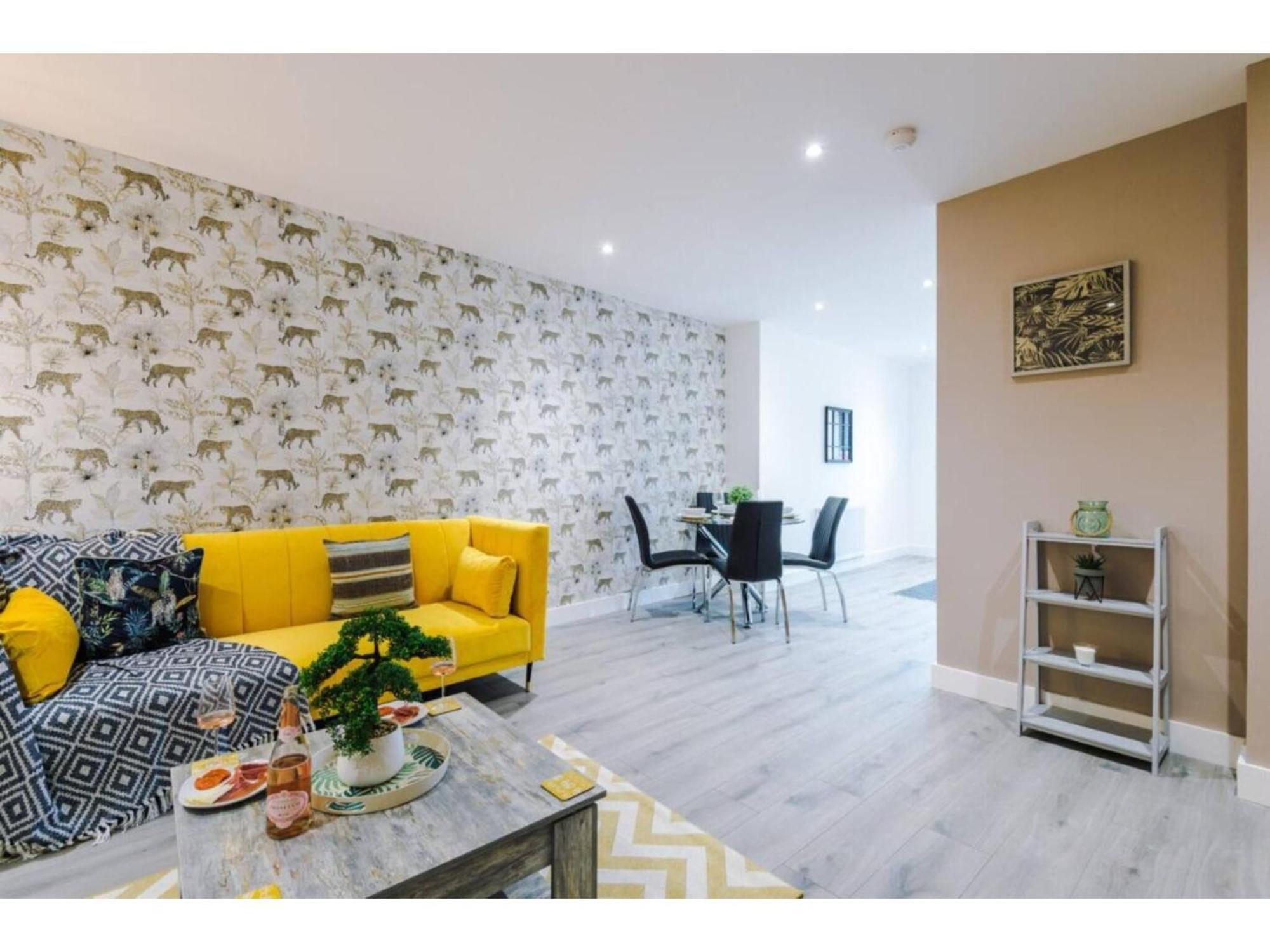 The Ecclesian Deluxe Apartments Near Trafford Centre Eccles Train Station مانشستر المظهر الخارجي الصورة